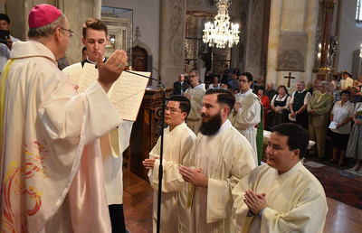 2018 weihte Bischof Wilhelm Krautwaschl drei Diakone im Grazer Dom.